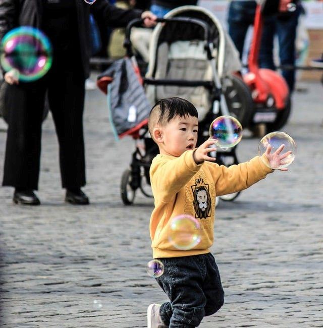 Barn som leker med sin barnvakt i Stockholm