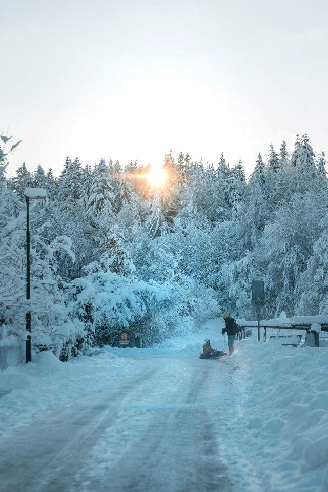 Lek i snön med din barnvakt i Luleå