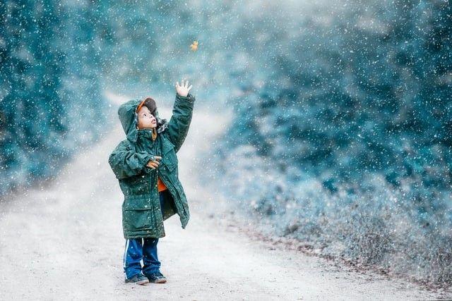 En barnvakt i Luleå kan göra snöänglar med dig