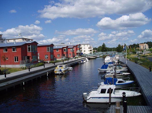 Gå på en promenad vid kanalen med din barnvakt i Åkersberga